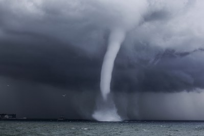 Waterspout vs Tornado: The Major Differences Between The Two Weather ...