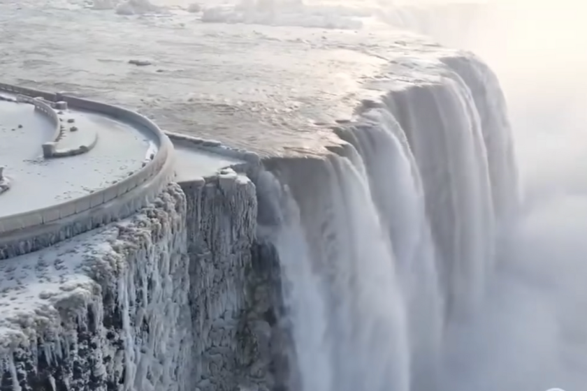 Niagara Falls a Stunning Wonderland After Snowfall