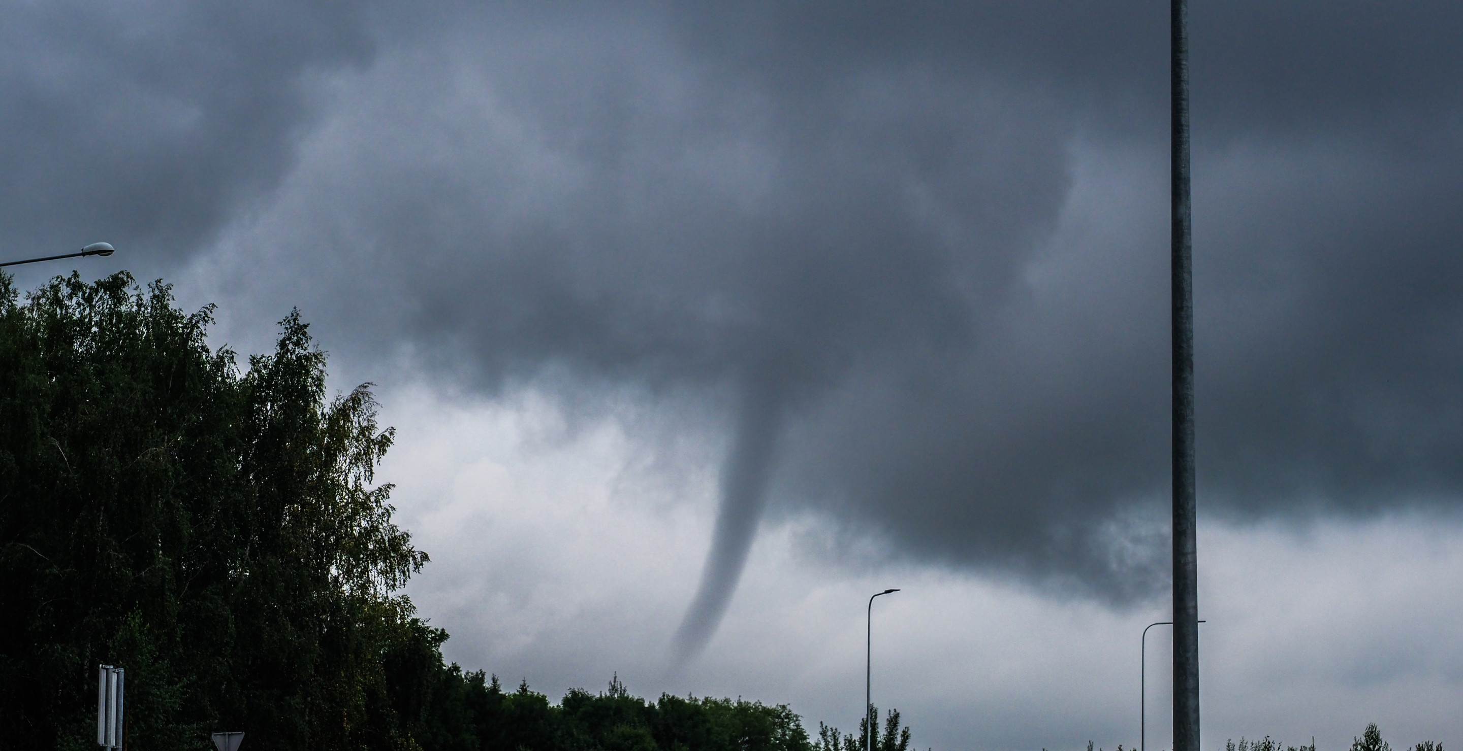 Newly Weds Are Shocked After Funnel Cloud Photobombs Wedding Photos