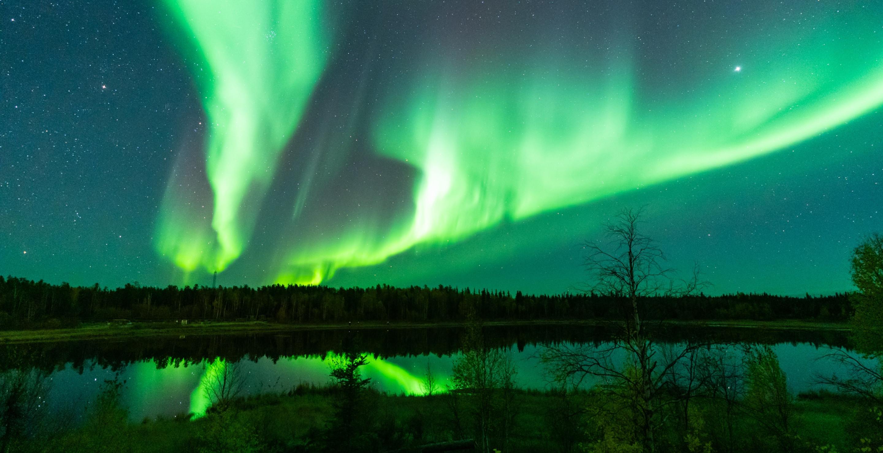 Pilot Describes What It's Like To See Northern Lights At 35,000 Feet