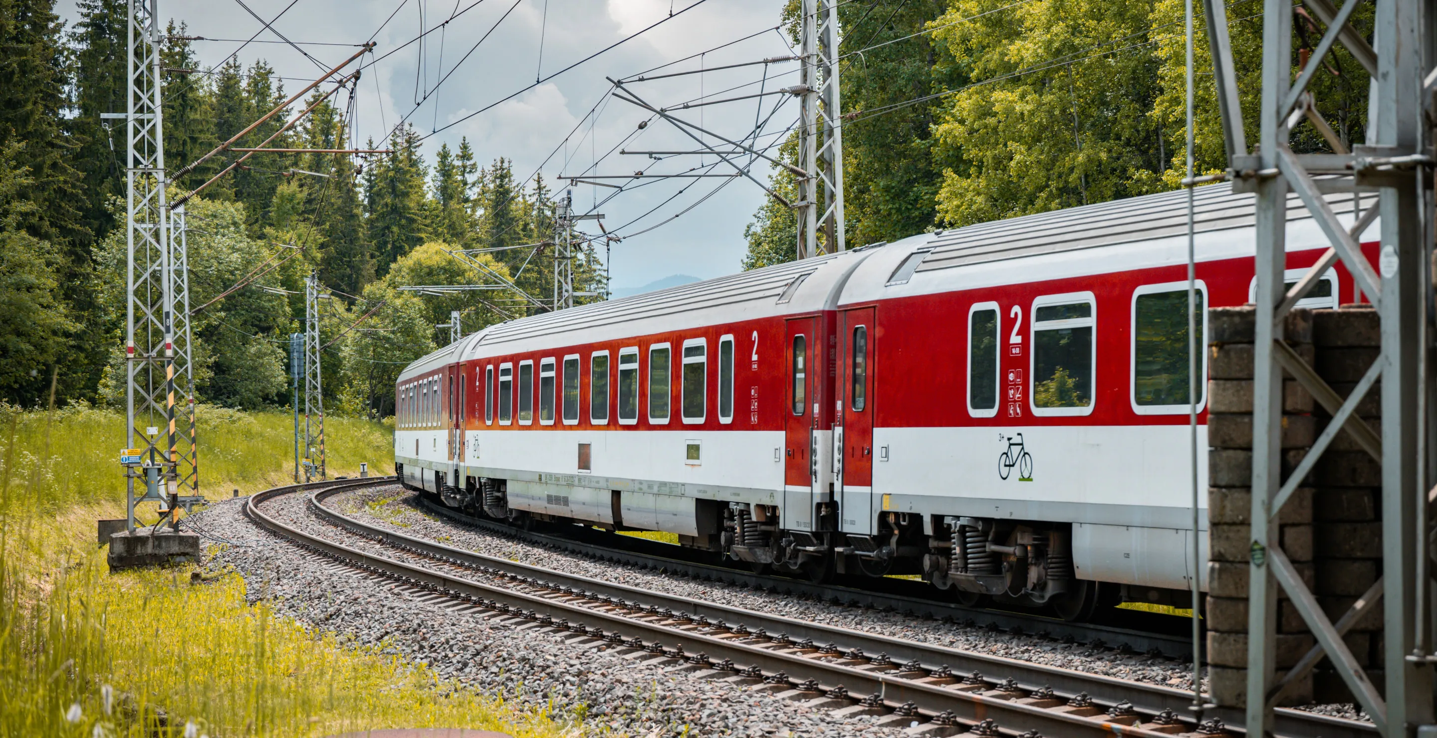 Train Passenger Kicks Pregnant Woman Out Of Her Reserved Seat, Asks If She Did The Right Thing